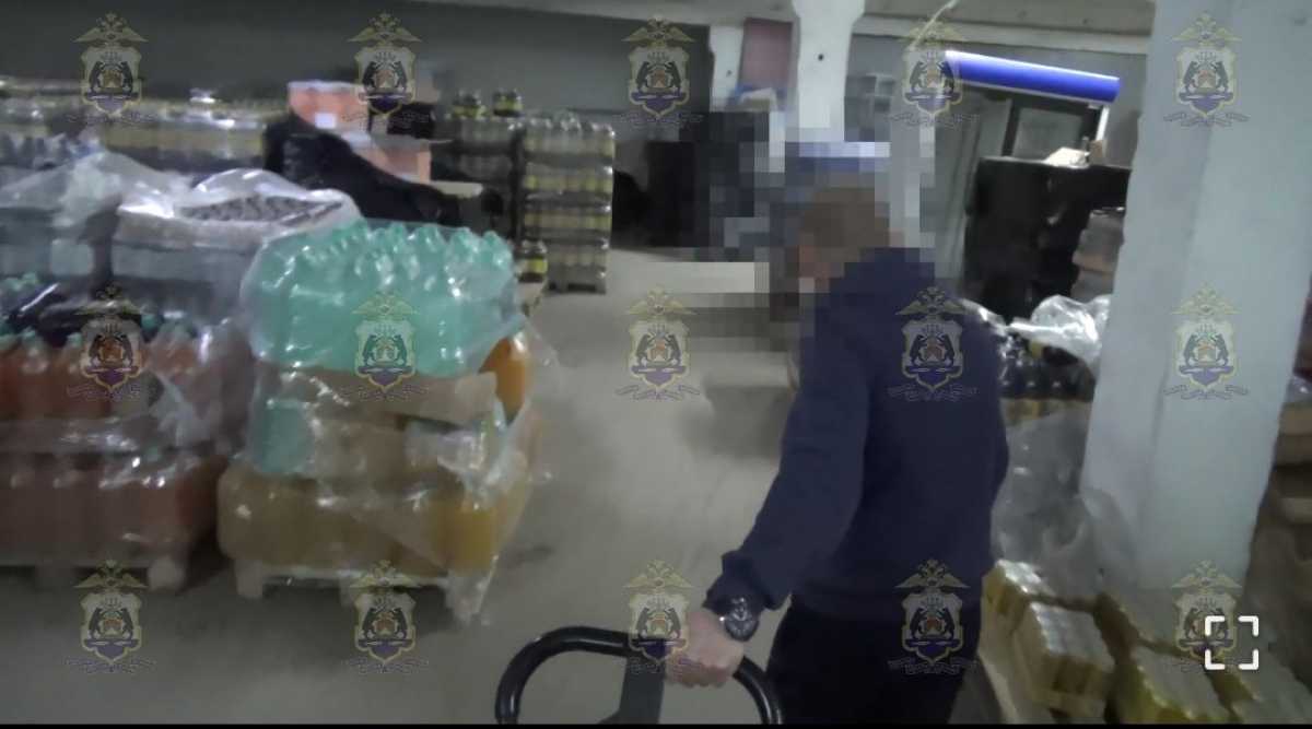 Непосредственно реализацией контрафактного товара занимались две знакомые новгородца, выполнявшие ро