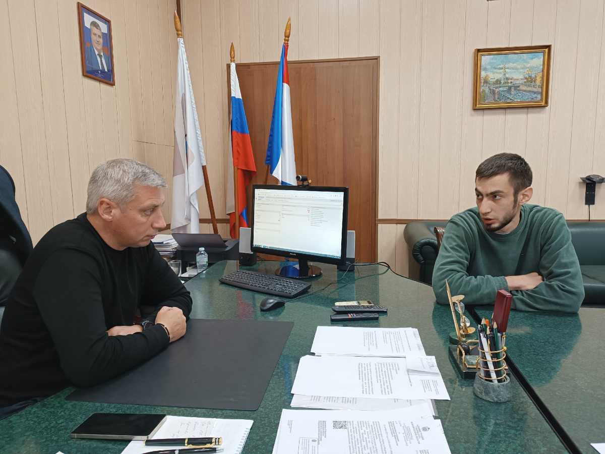 Глава Боровичского округа Андрей Герасимов встретился с Эркентом Дмитриевым.