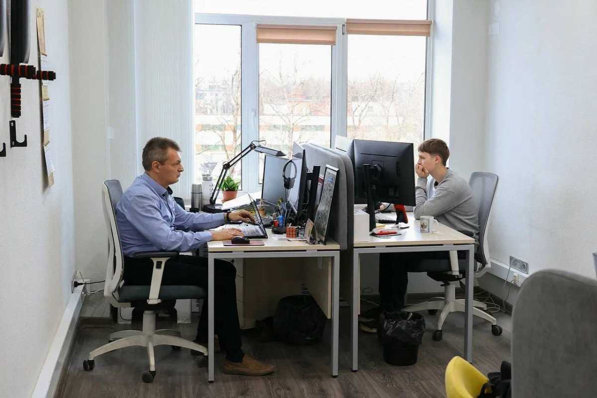 Сотрудники ЦУРа анализируют обращения жителей региона к правительству области.