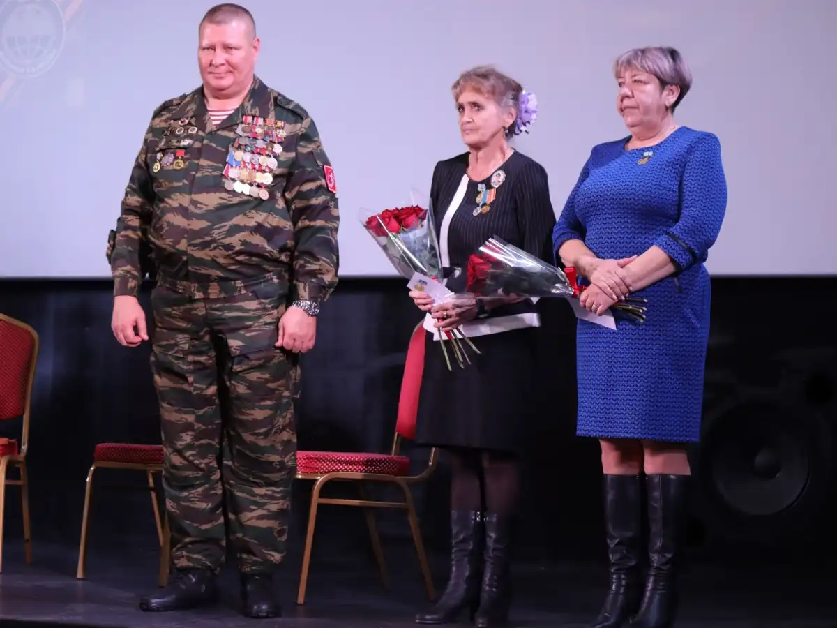 Участниками встреч стали школьники, преподаватели, ветераны специальной военной операции, а также чл