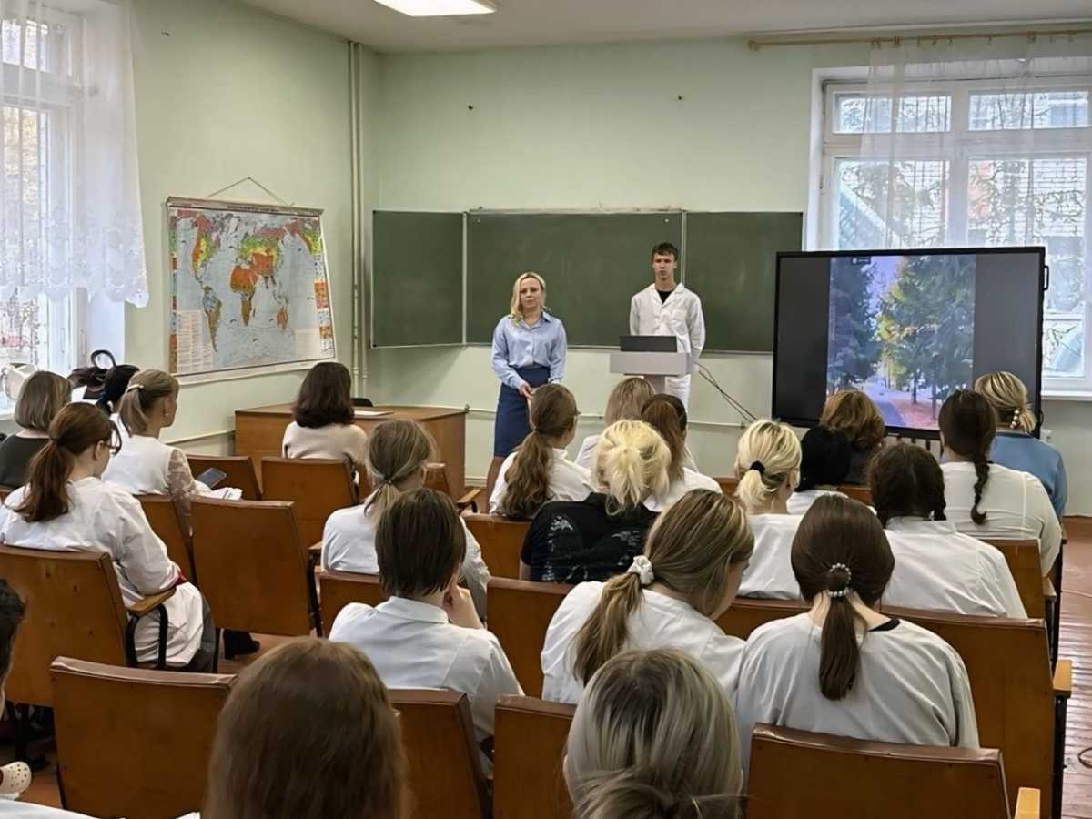 Студенты задавали много вопросов своим потенциальным работодателям.