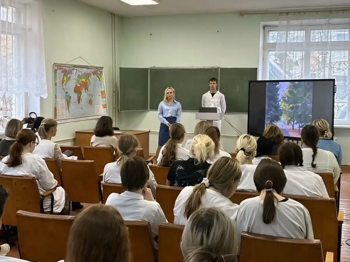 Студенты задавали много вопросов своим потенциальным работодателям.