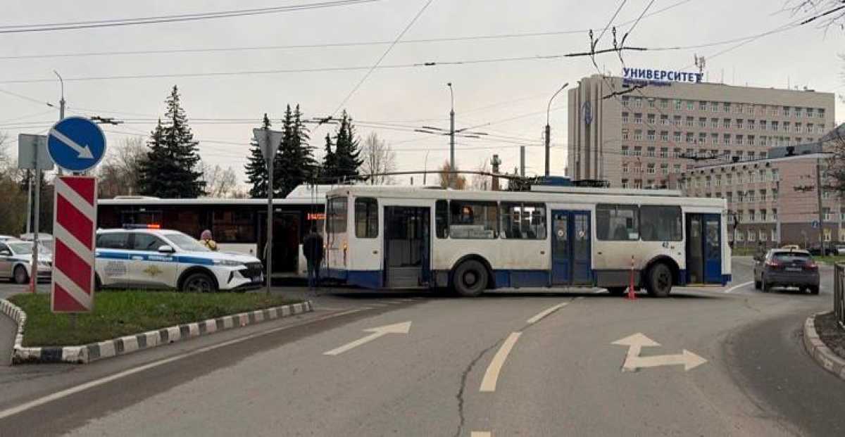 Пассажирка троллейбуса получила закрытую черепно-мозговую травму.