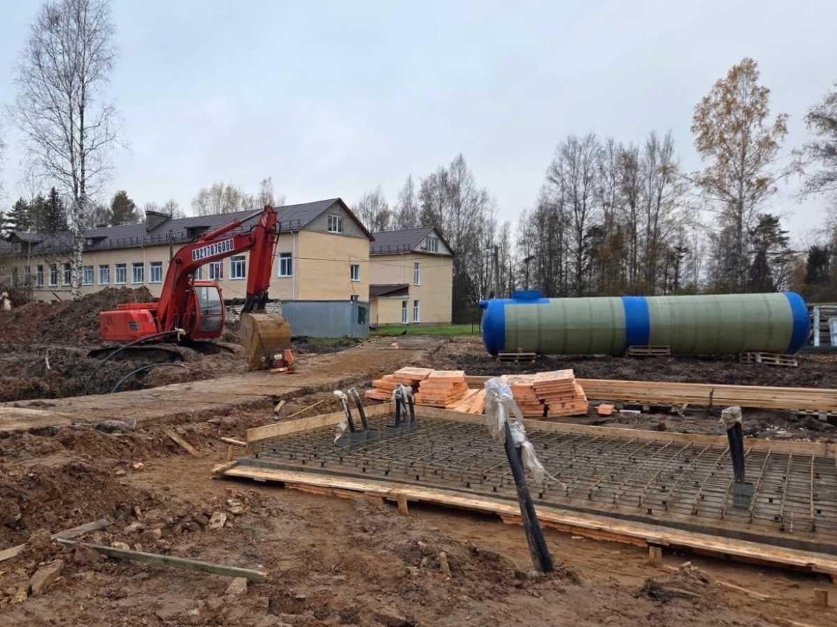 На будущей станции водоподготовке идёт монтаж трубопровода.