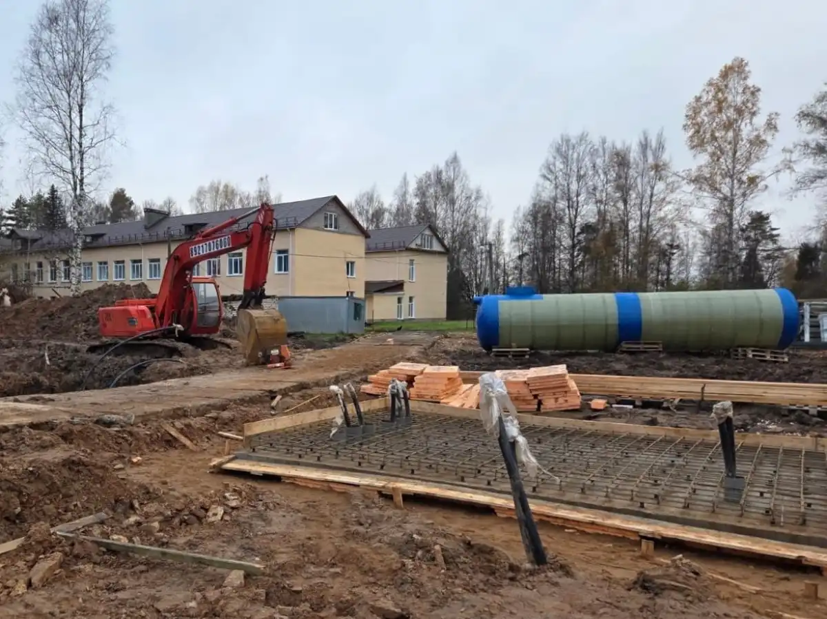 На будущей станции водоподготовке идёт монтаж трубопровода.