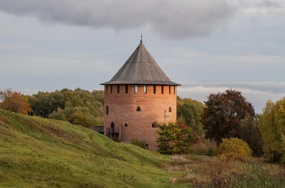 Алексеевская (Белая) башня – единственная полностью сохранившаяся башня Окольного города, внешней об