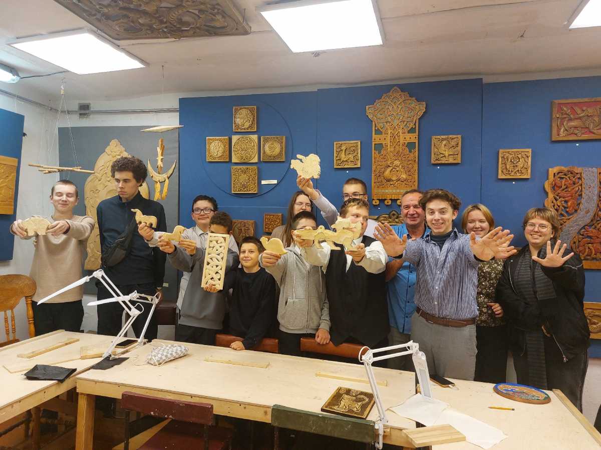 Подростки приобретают практические навыки резьбы по дереву.