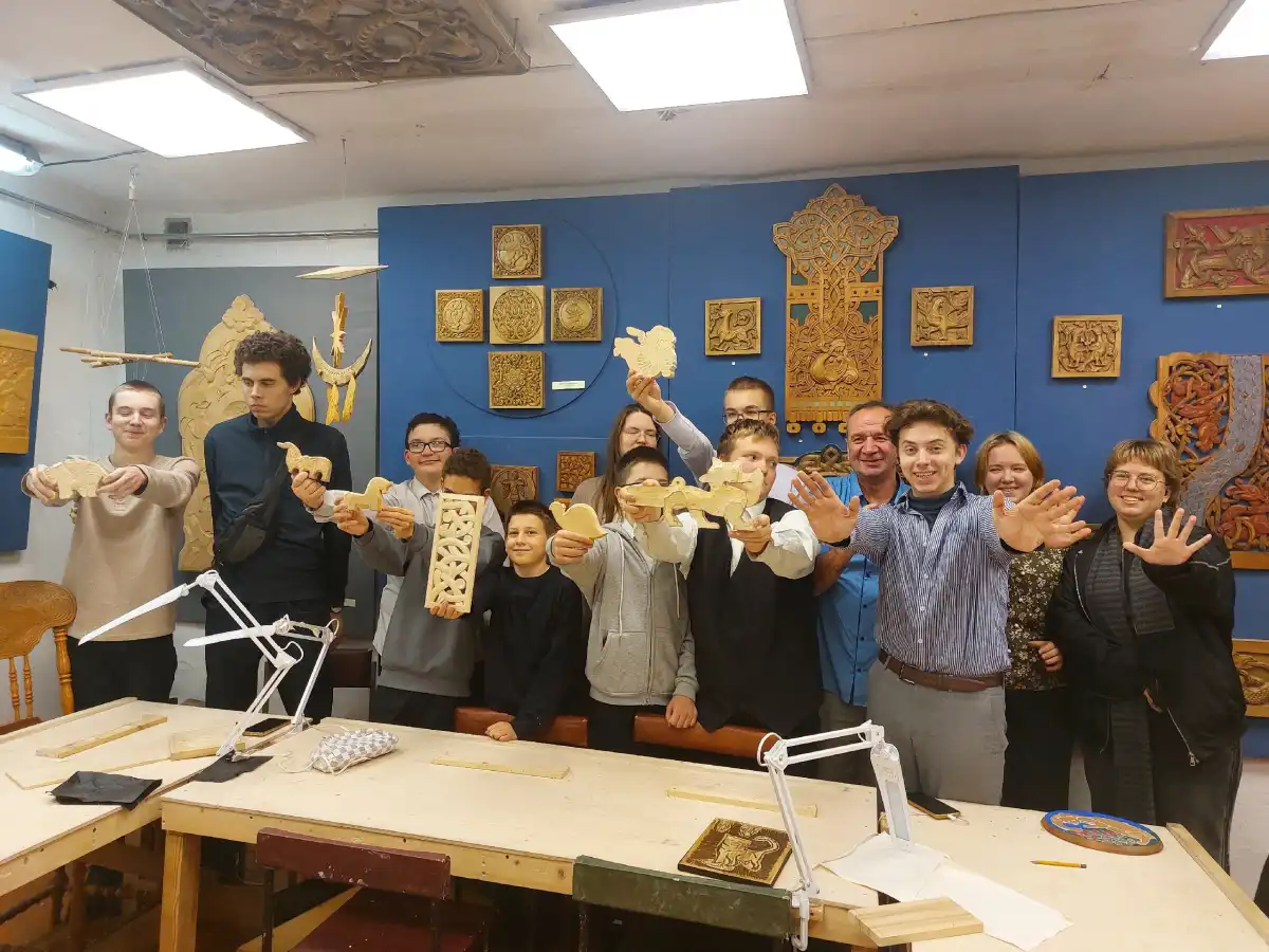 Подростки приобретают практические навыки резьбы по дереву.