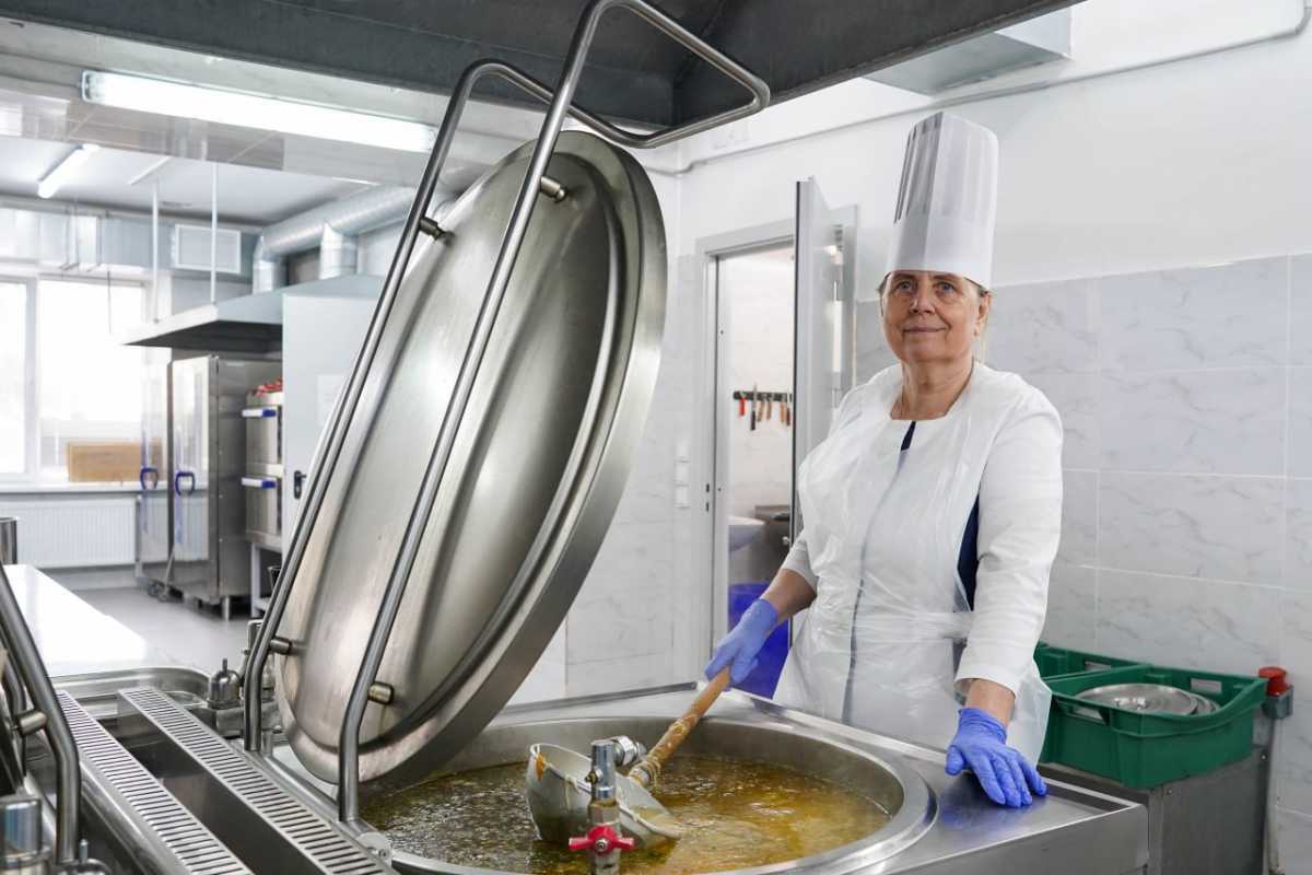 Надежда Зубарева работает в пищеблоке ЦГКБ почти с момента его основания.