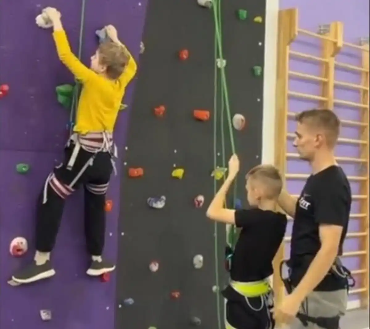 Занятия на скалодроме ведёт тренер из Мурманска Геннадий Балаба.