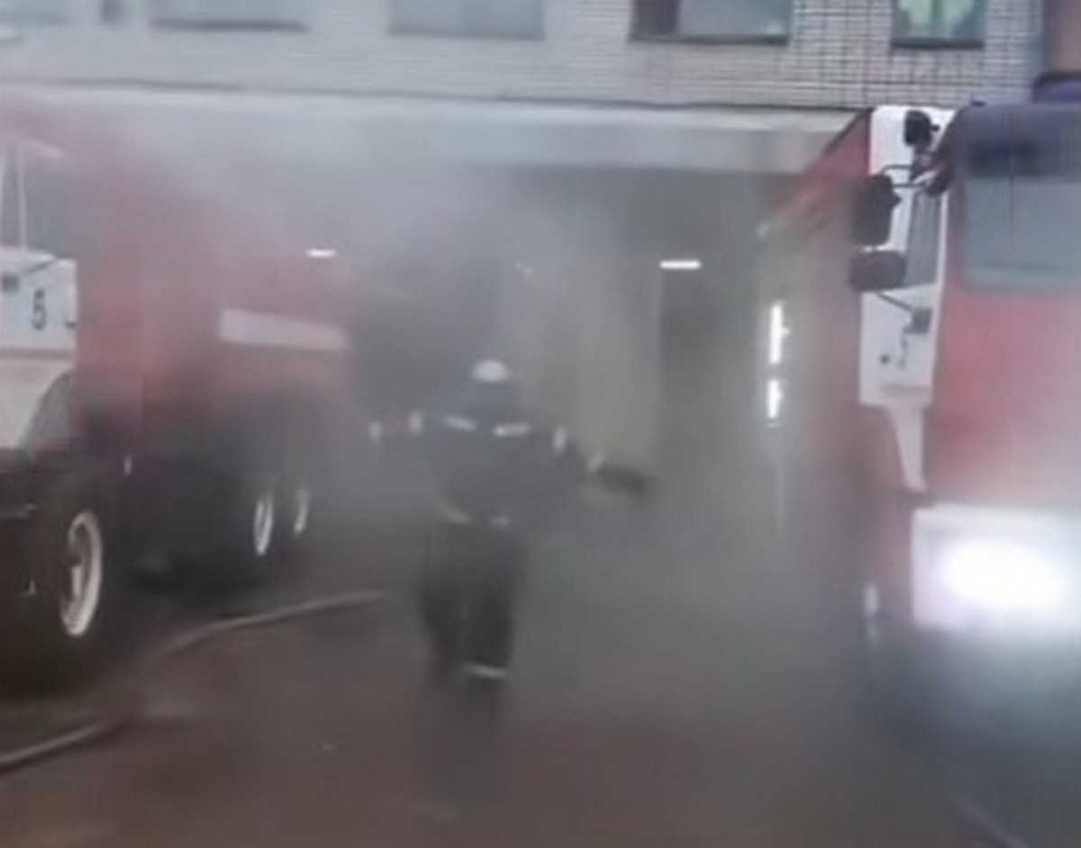 По традиции при уходе на пенсию сотрудника МЧС поливают из пожарных машин.