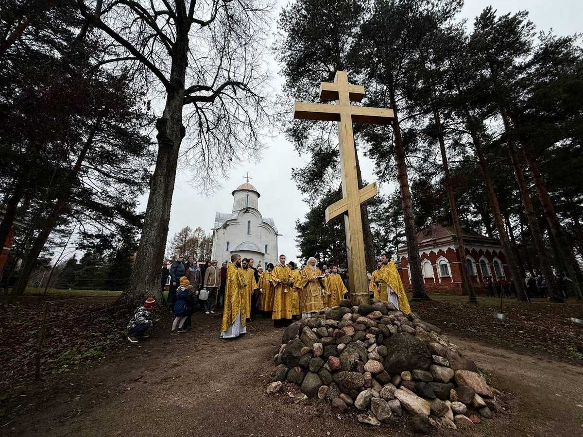Митрополит Левы поблагодарил всех, кто участвовал в возведении и установлении креста.
