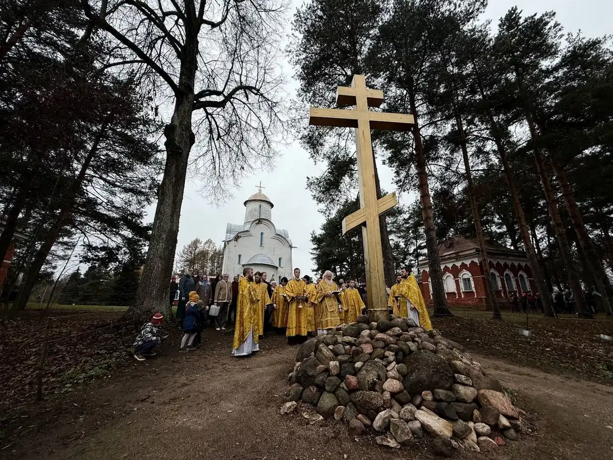 Митрополит Левы поблагодарил всех, кто участвовал в возведении и установлении креста.