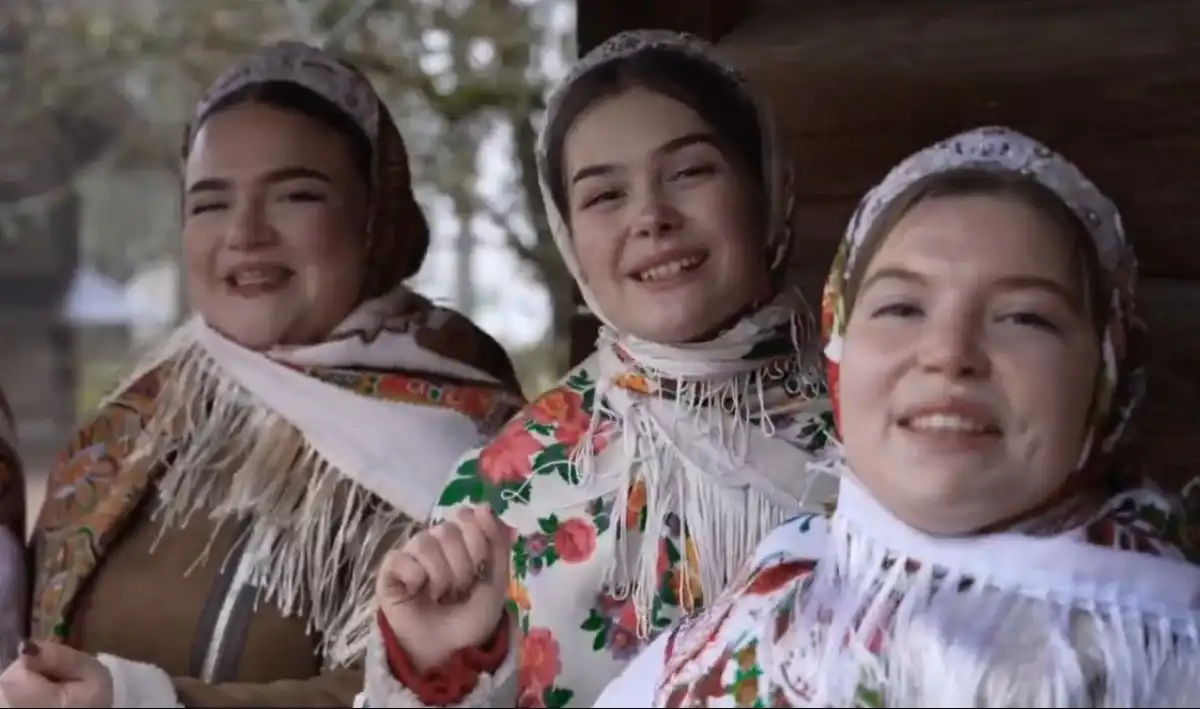 Новгородскую землю во всероссийской акции представили артисты фолк-группы «Ладканя».