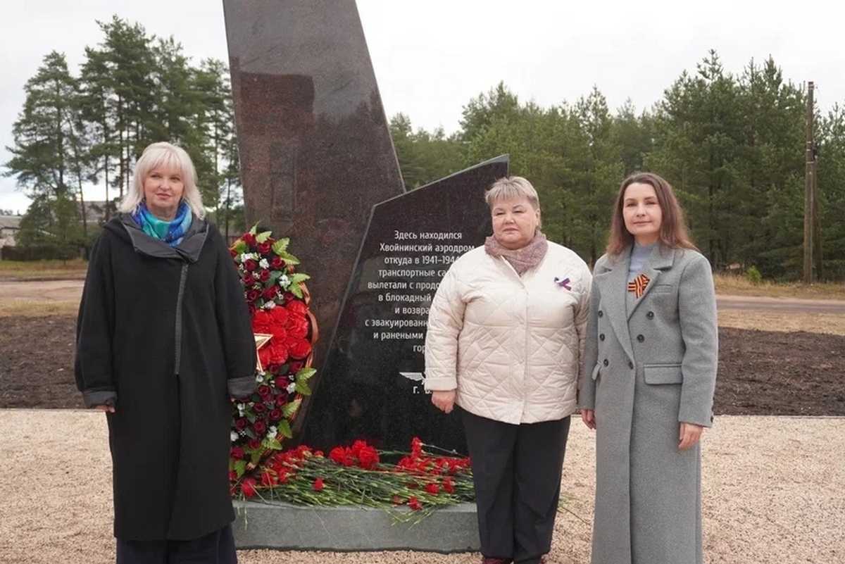 Мемориал создан по инициативе жителей посёлка и потомков лётчиков на средства благотворителей.