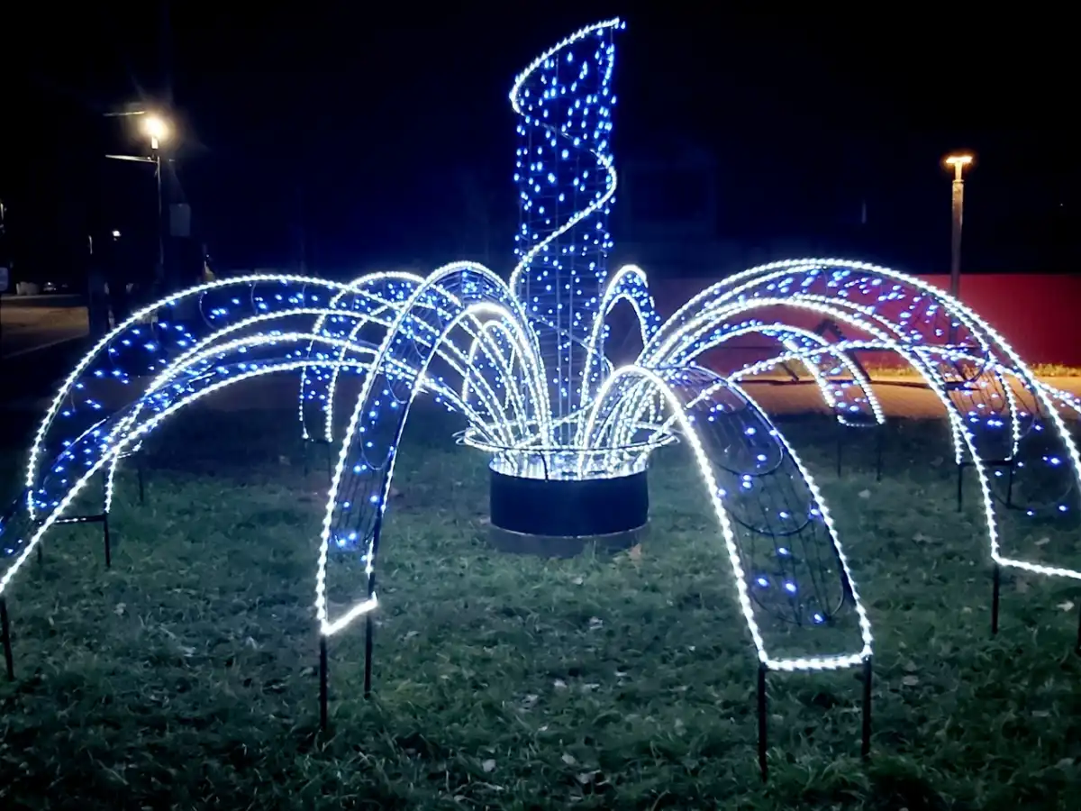 Каждый год участок благоустройства дополняется новыми элементами.