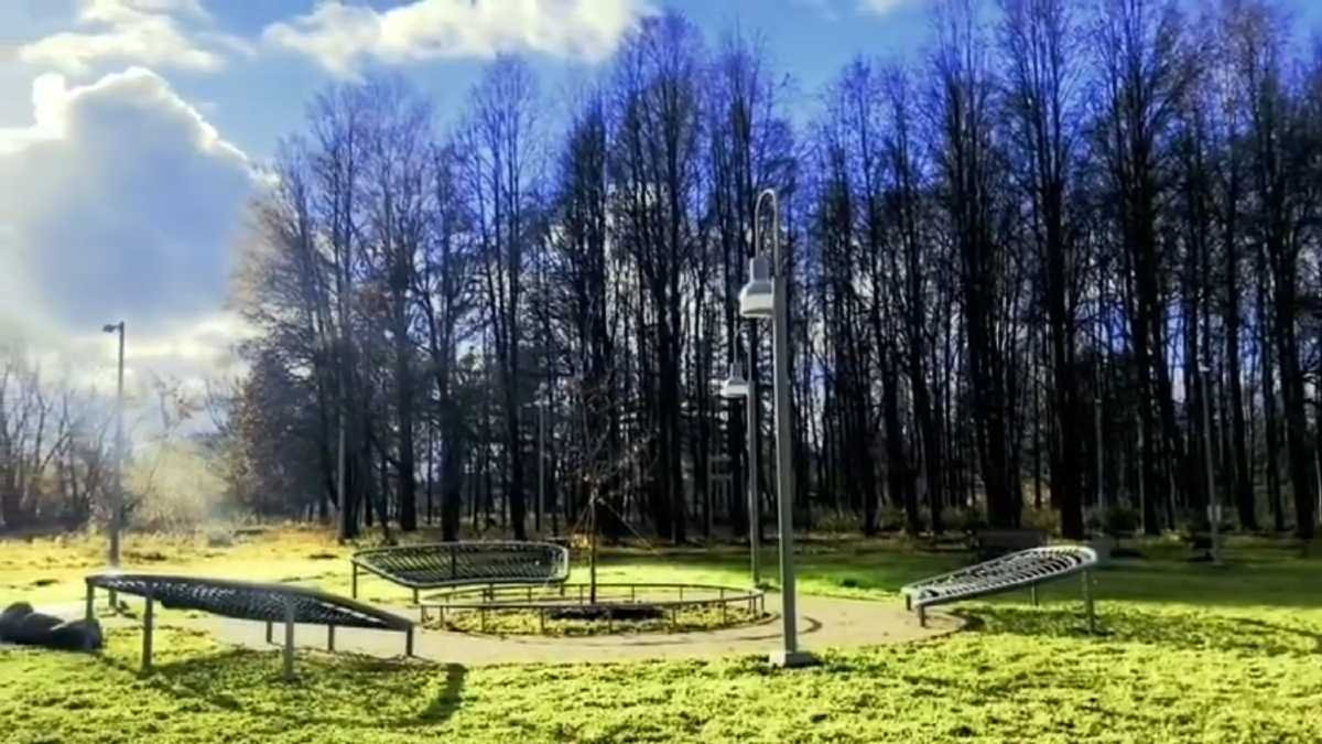 Набережная Красный Берег находится недалеко от Соборной площади, исторического центра Старой Руссы.