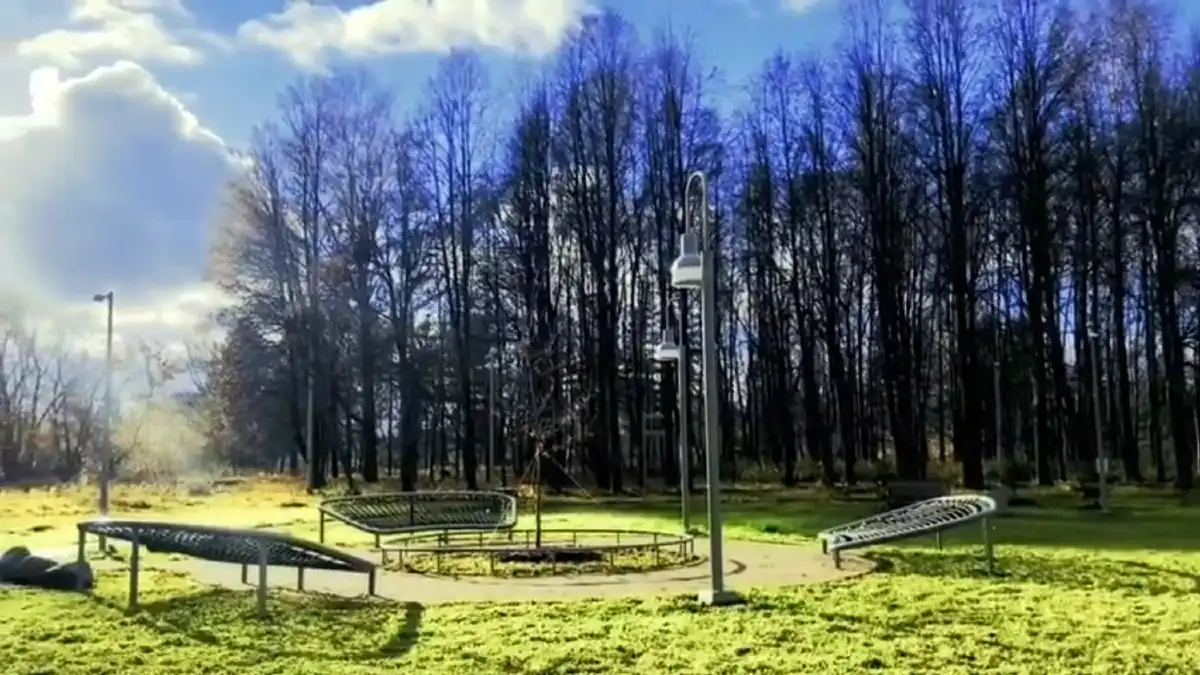 Набережная Красный Берег находится недалеко от Соборной площади, исторического центра Старой Руссы.