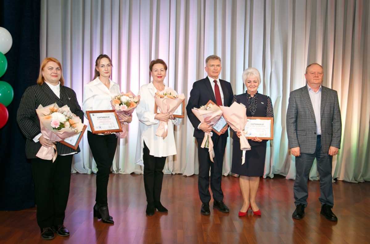 Миллион для учителей: «Акрон» вручил гранты новгородским педагогам