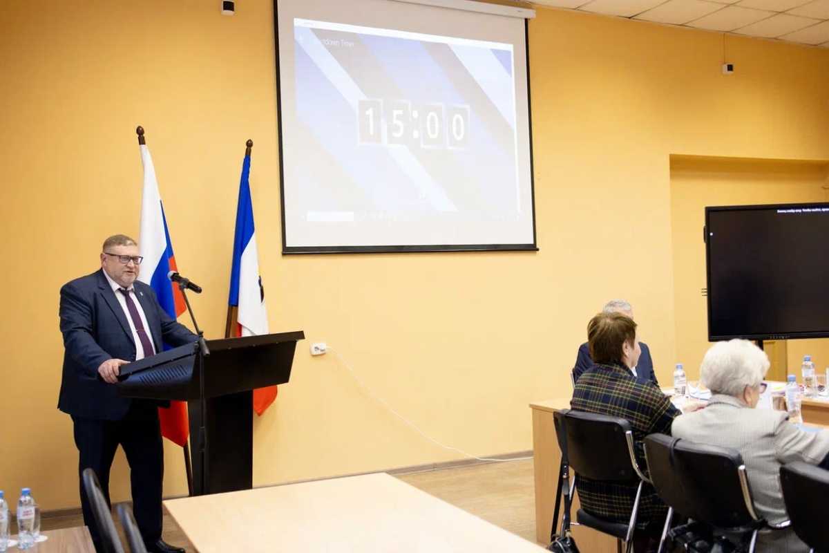 Андрей Устинов представил программу развития Любытинского округа.