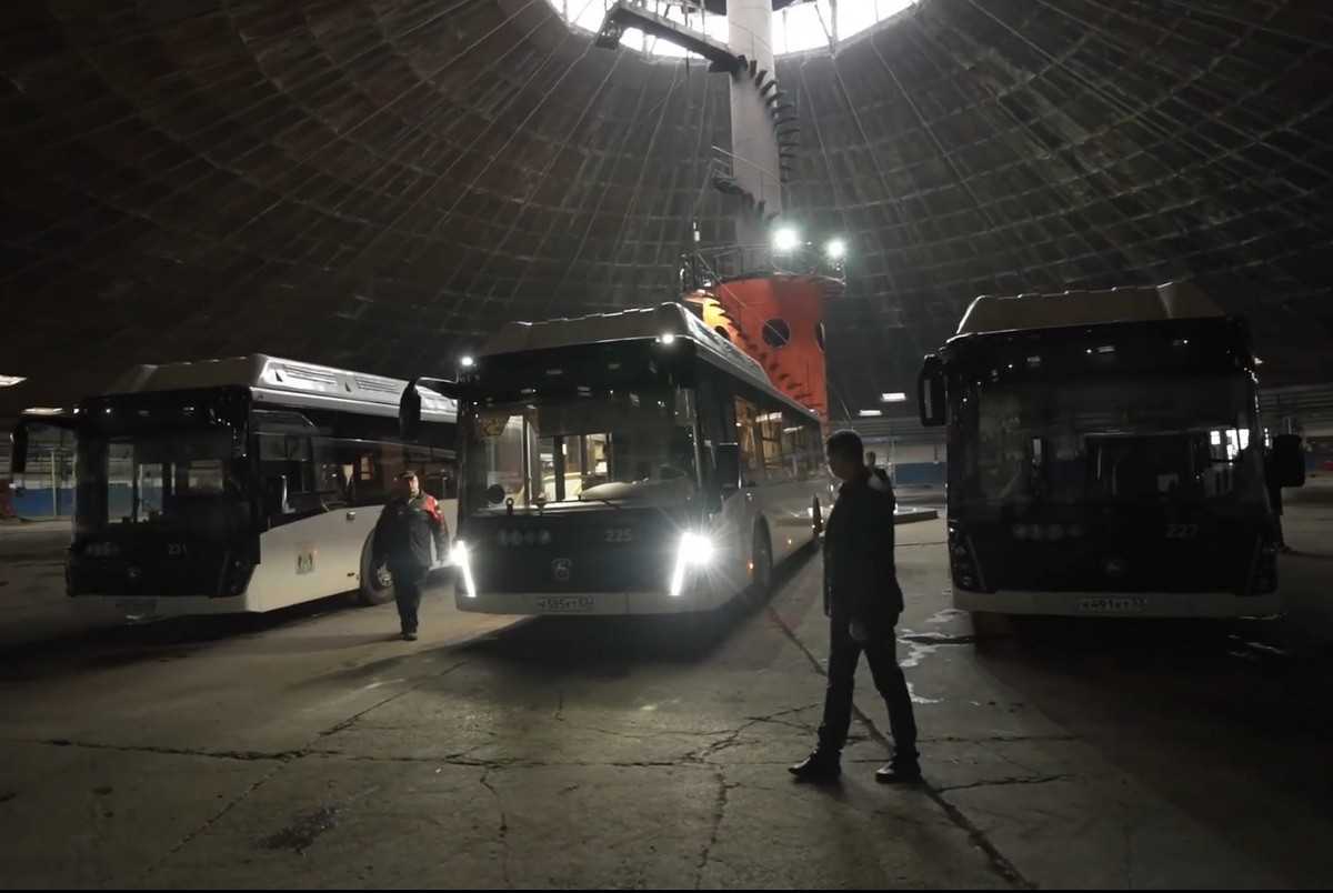 Ветераны СВО увидели, как обслуживаются автобусы перед выходом на линию.