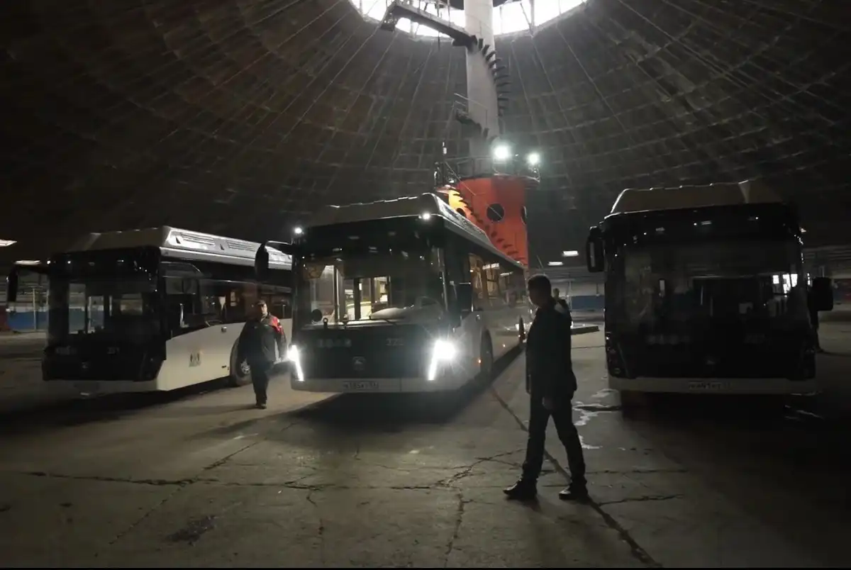 Ветераны СВО увидели, как обслуживаются автобусы перед выходом на линию.