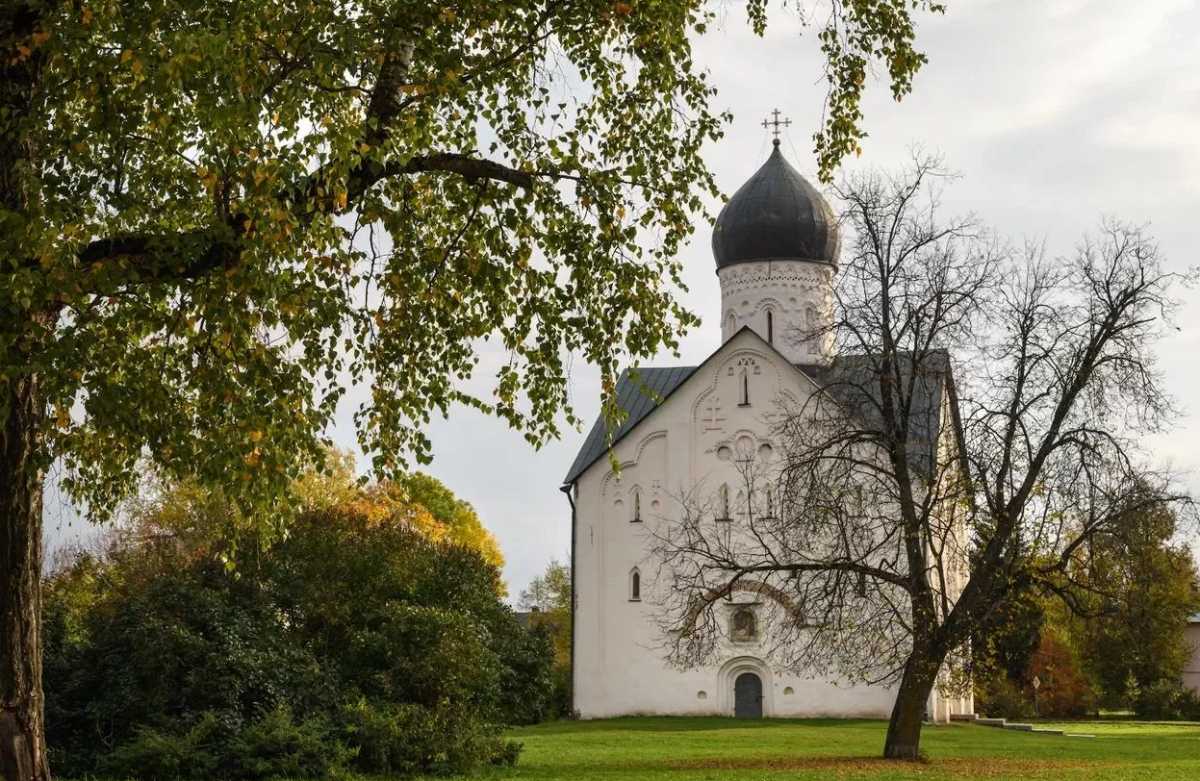 Из-за серии циклонов и антициклонов погода в октябре была переменчивой.