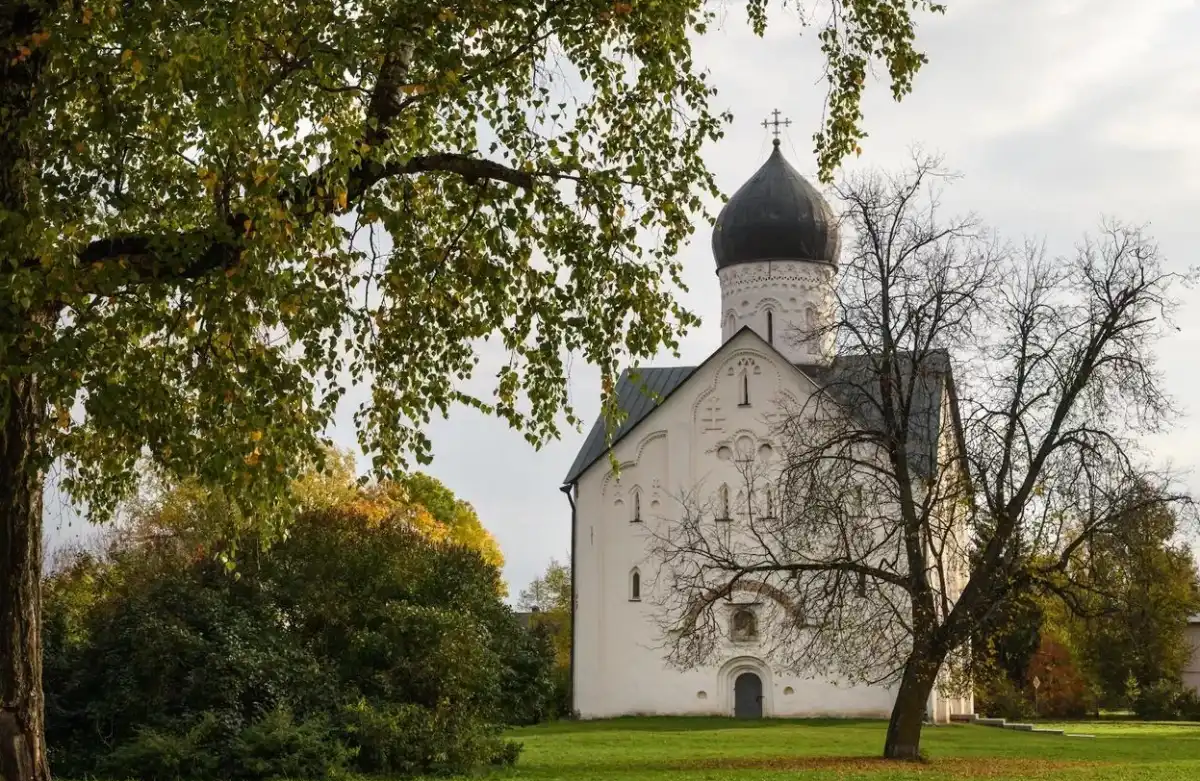Из-за серии циклонов и антициклонов погода в октябре была переменчивой.