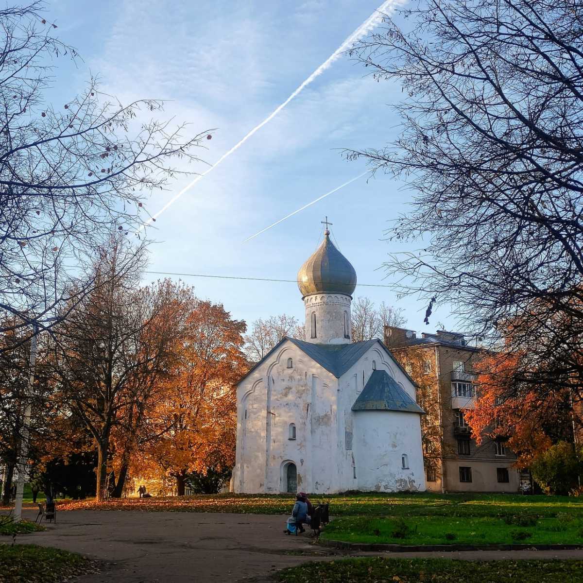 Сквер у церкви Двенадцати Апостолов расположен в исторической части Великого Новгорода.