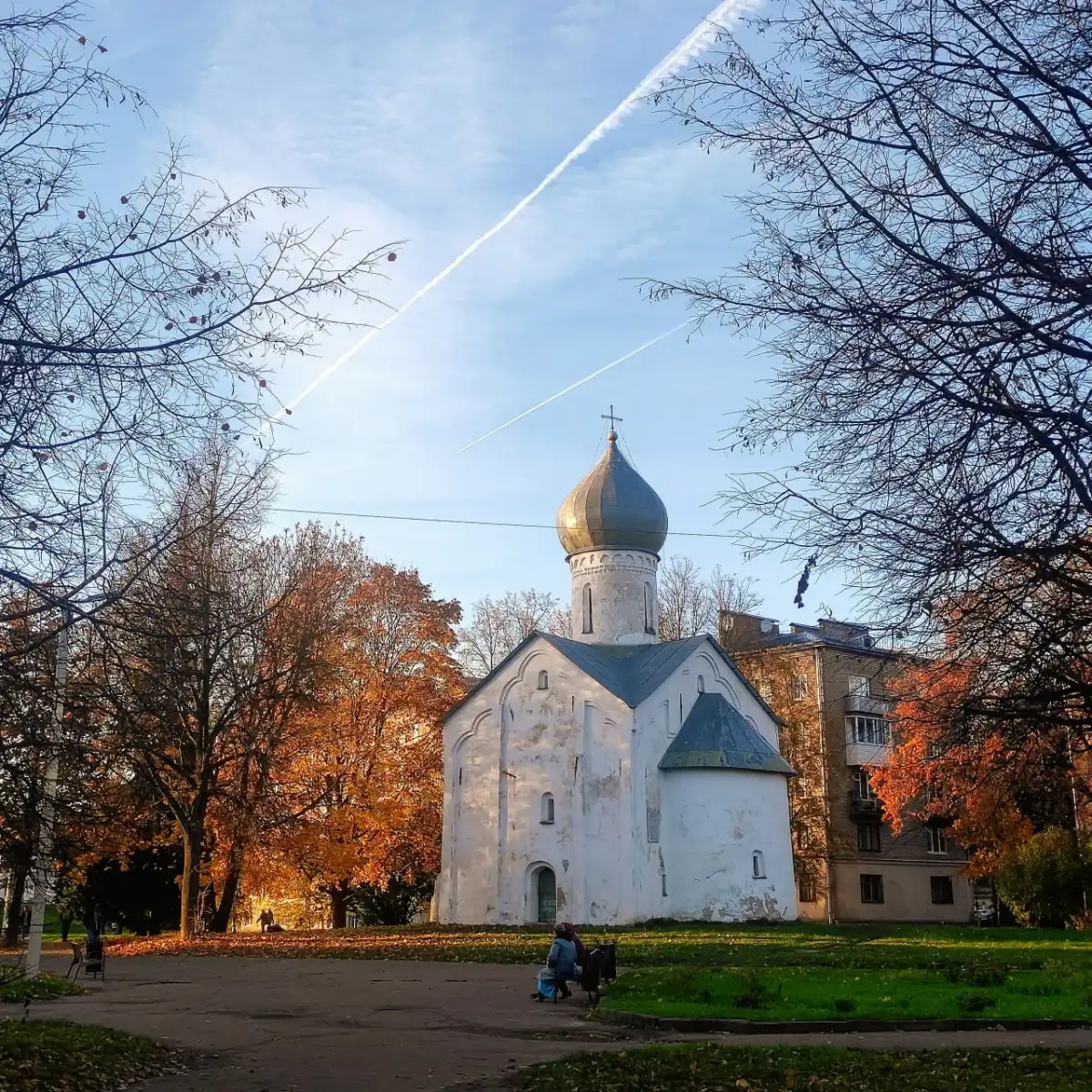 Сквер у церкви Двенадцати Апостолов расположен в исторической части Великого Новгорода.