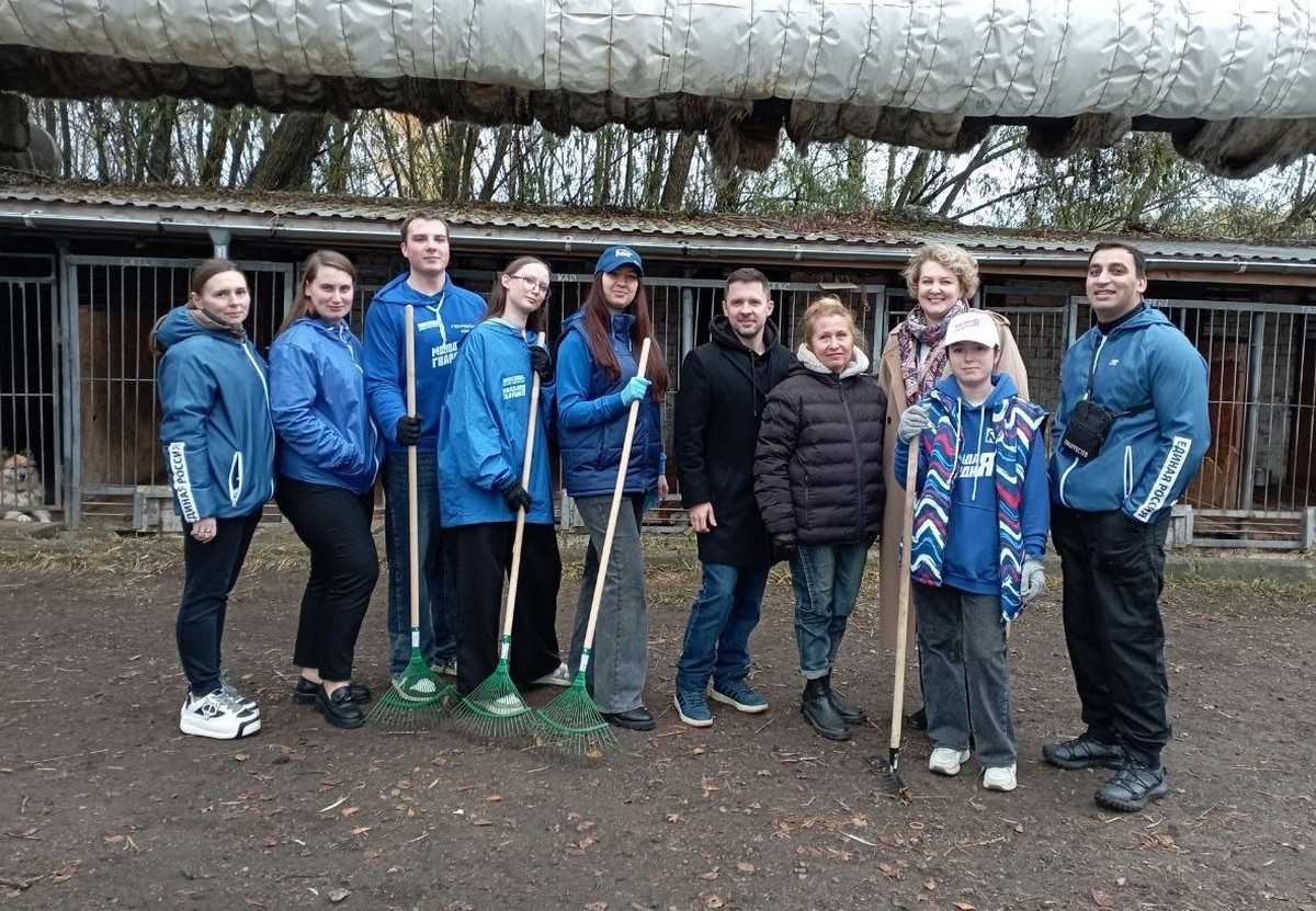 Волонтёры убрали мусор, листья, прибрались в подсобных помещениях, отремонтировали будки, а также вы