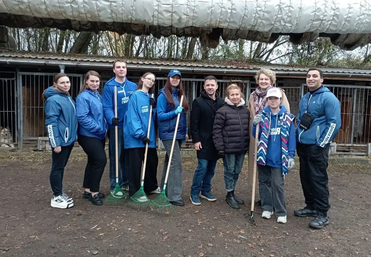Волонтёры убрали мусор, листья, прибрались в подсобных помещениях, отремонтировали будки, а также вы