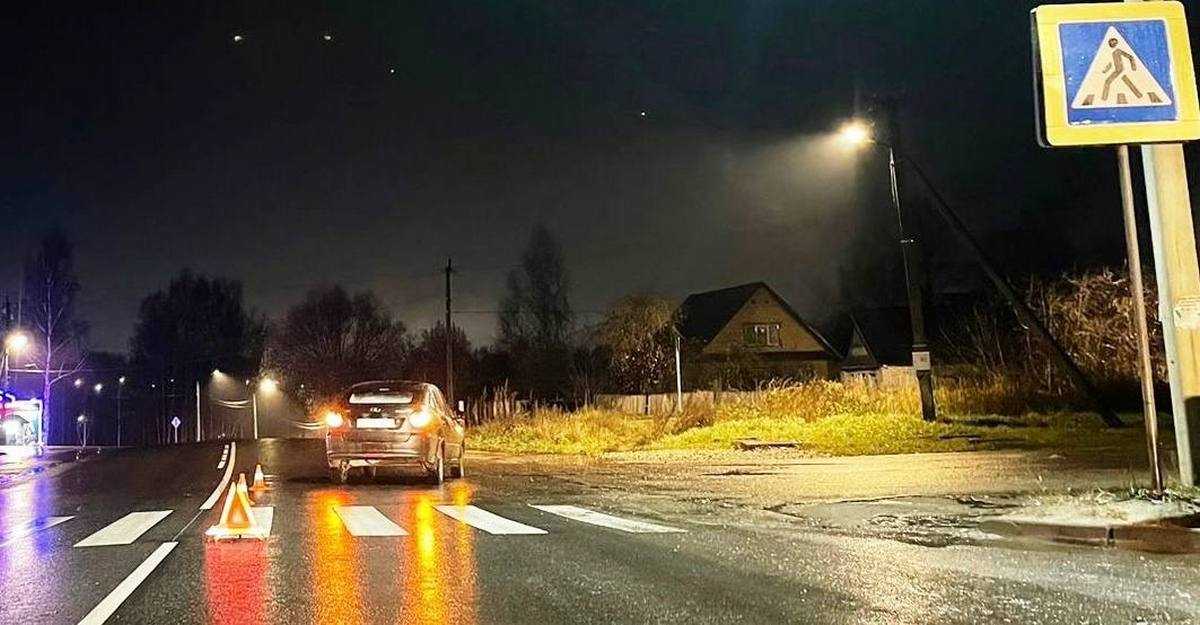 Подросток переходила дорогу по пешеходному переходу.