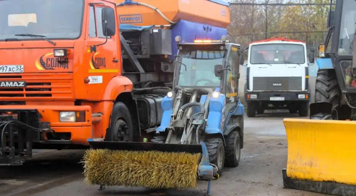 Технику будут использовать для уборки снега, обработки дорог против гололёда и расчистки тротуаров.