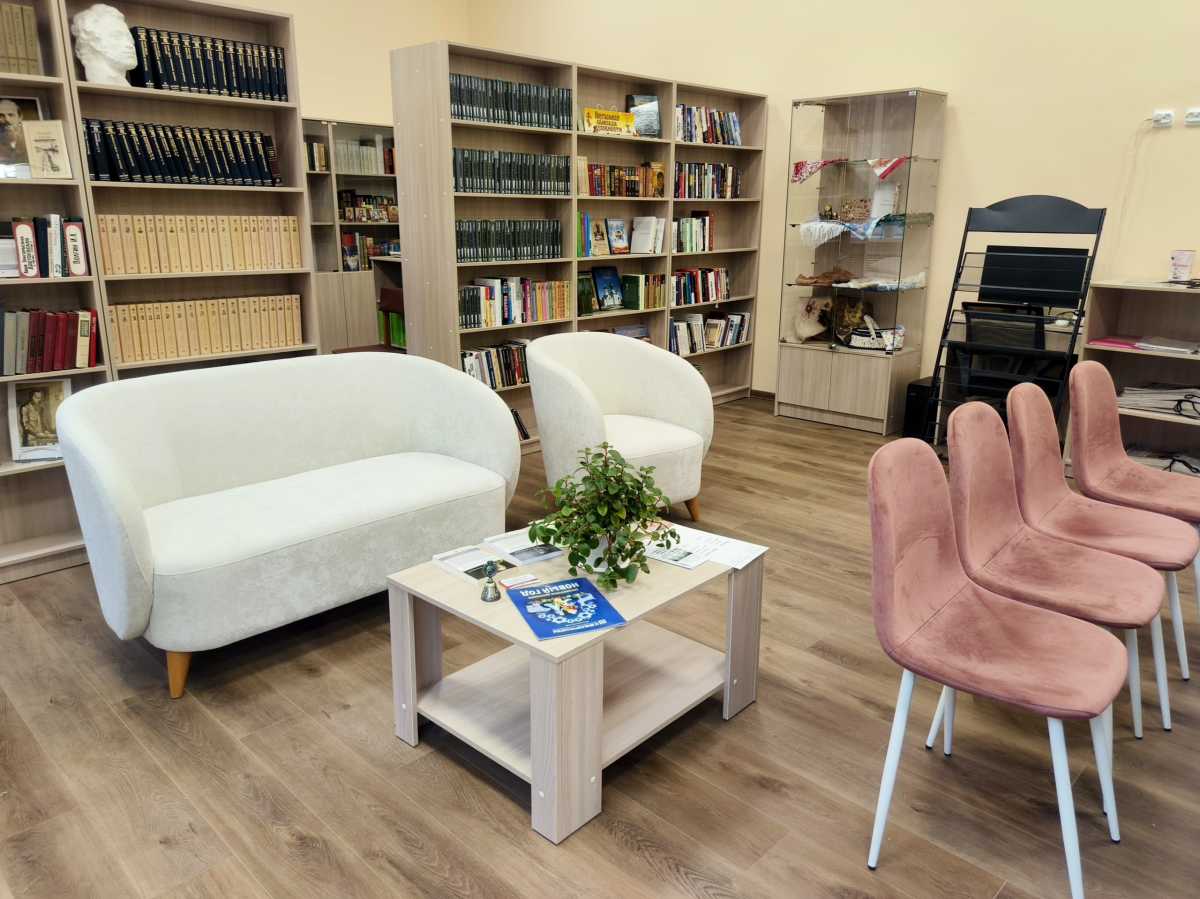 Библиотеку превратили в удобное пространство для чтения и учёбы.