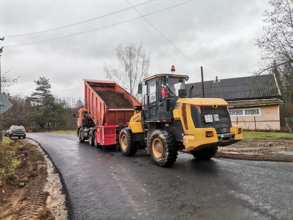 Сейчас на дороге укрепляют обочины.