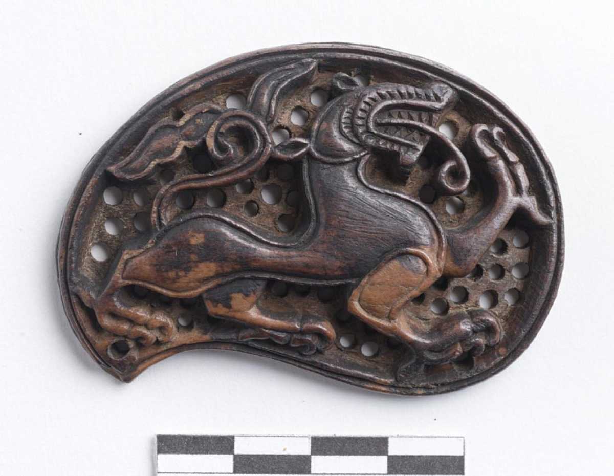 Накладки нашли на Лубяницком и Ильинском раскопах в Великом Новгороде.