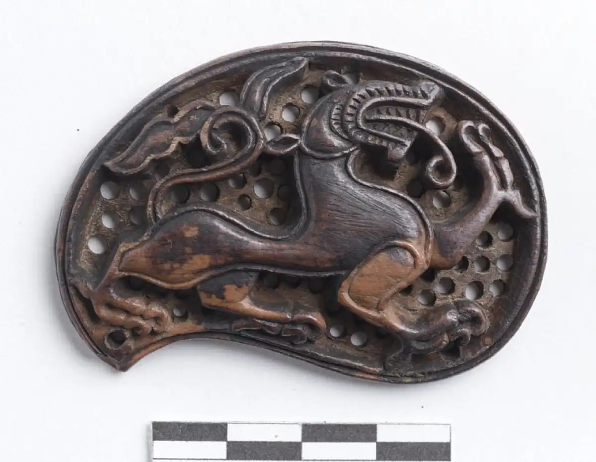 Накладки нашли на Лубяницком и Ильинском раскопах в Великом Новгороде.