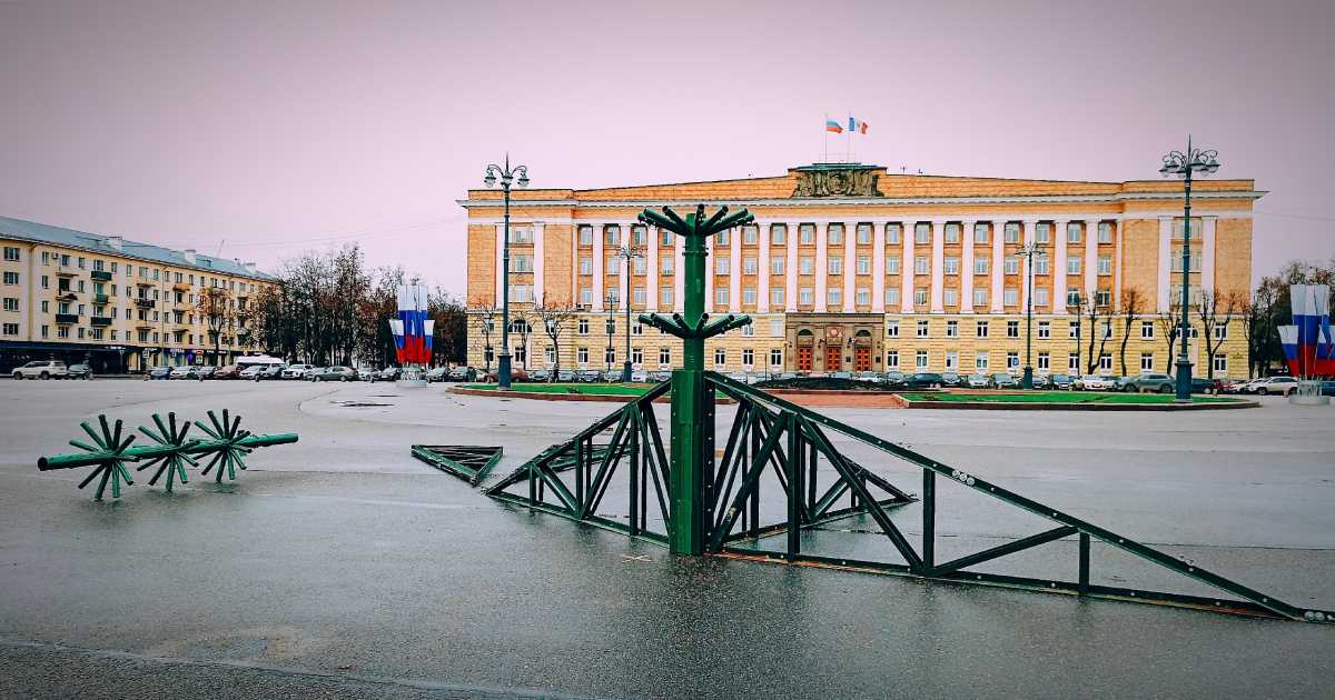 В этом году монтаж искусственной ели начали раньше обычного - 12 ноября.