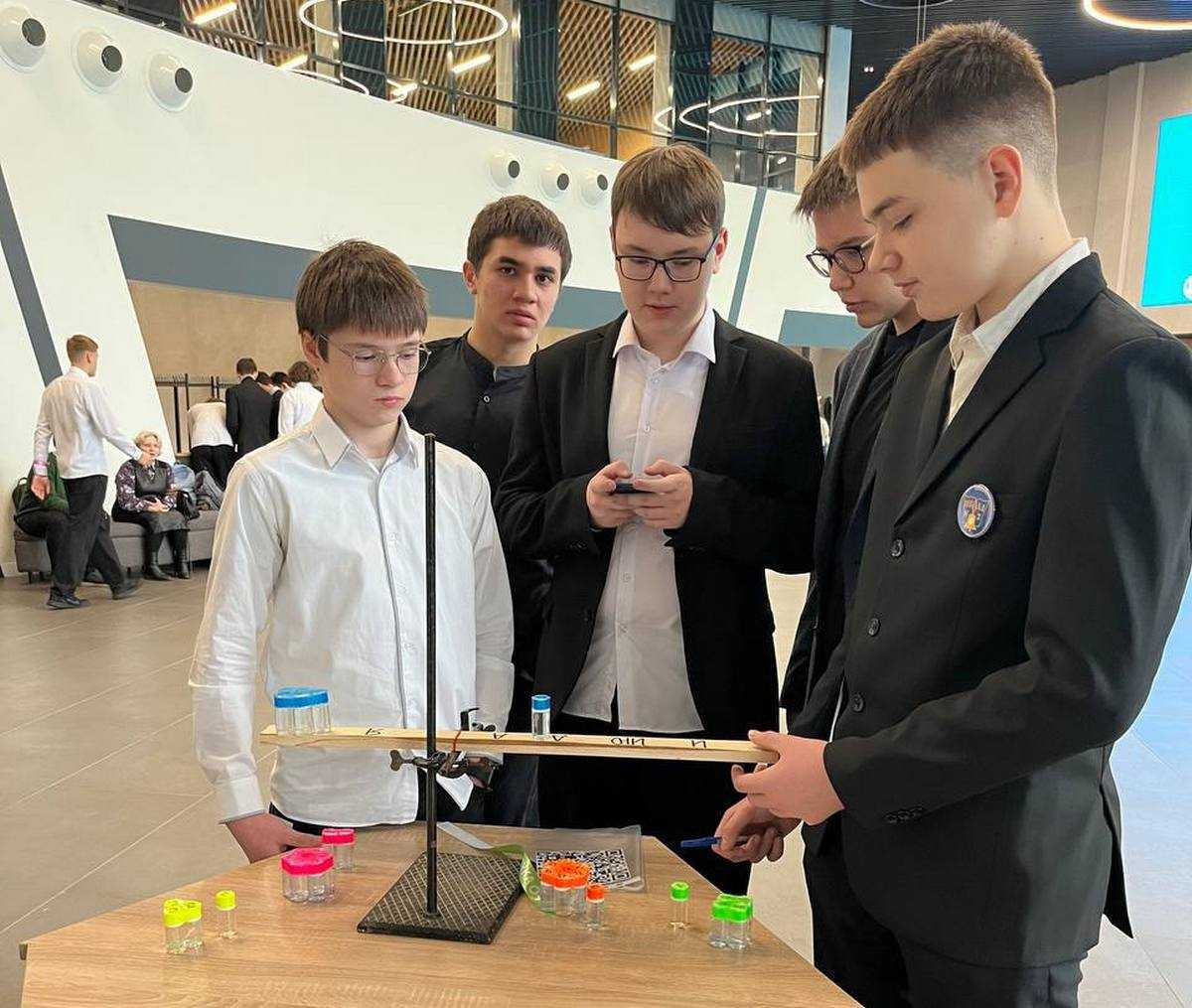 Изюминкой первого дня фестиваля стал детский научный квест «Физический шифр».