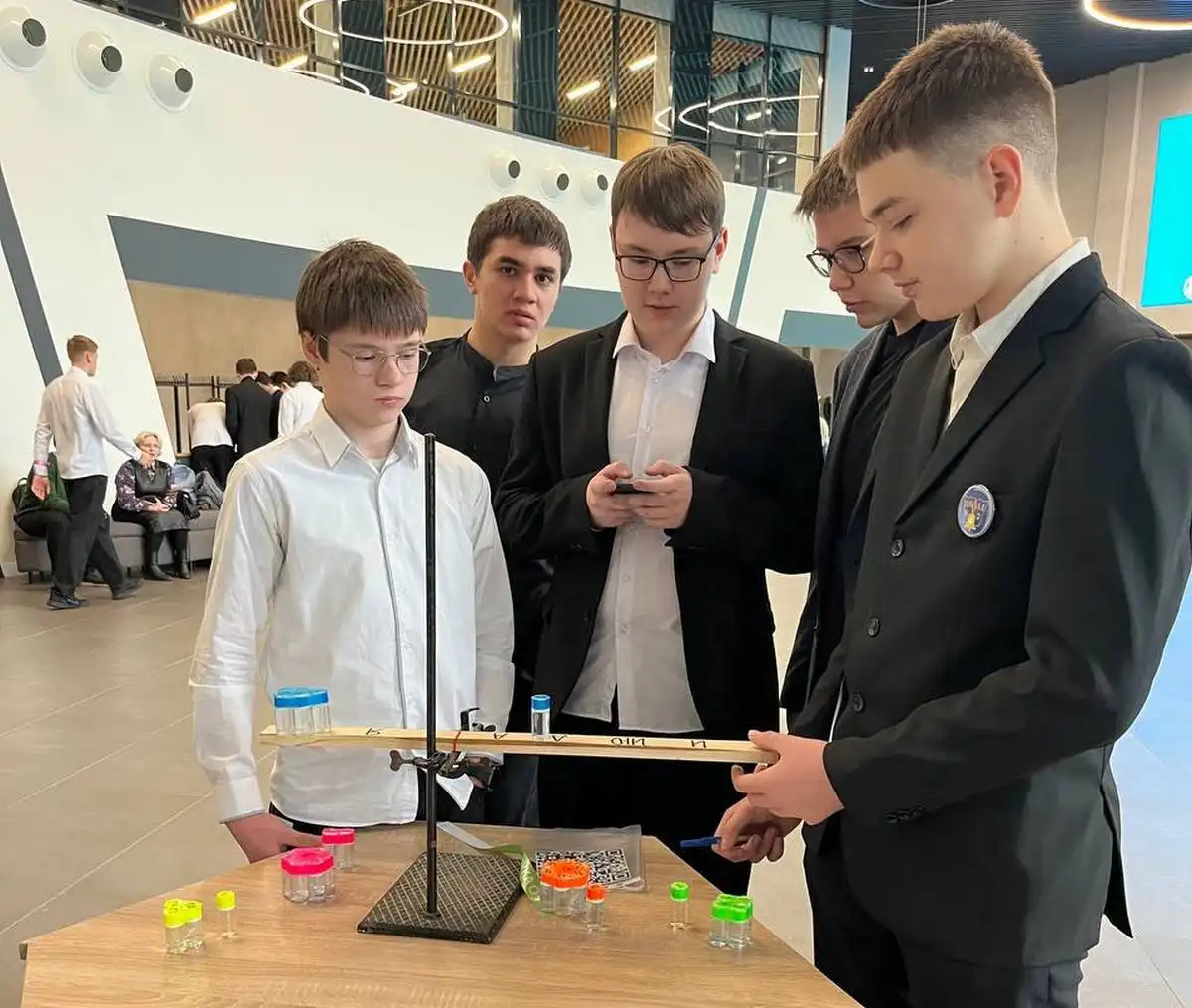 Изюминкой первого дня фестиваля стал детский научный квест «Физический шифр».