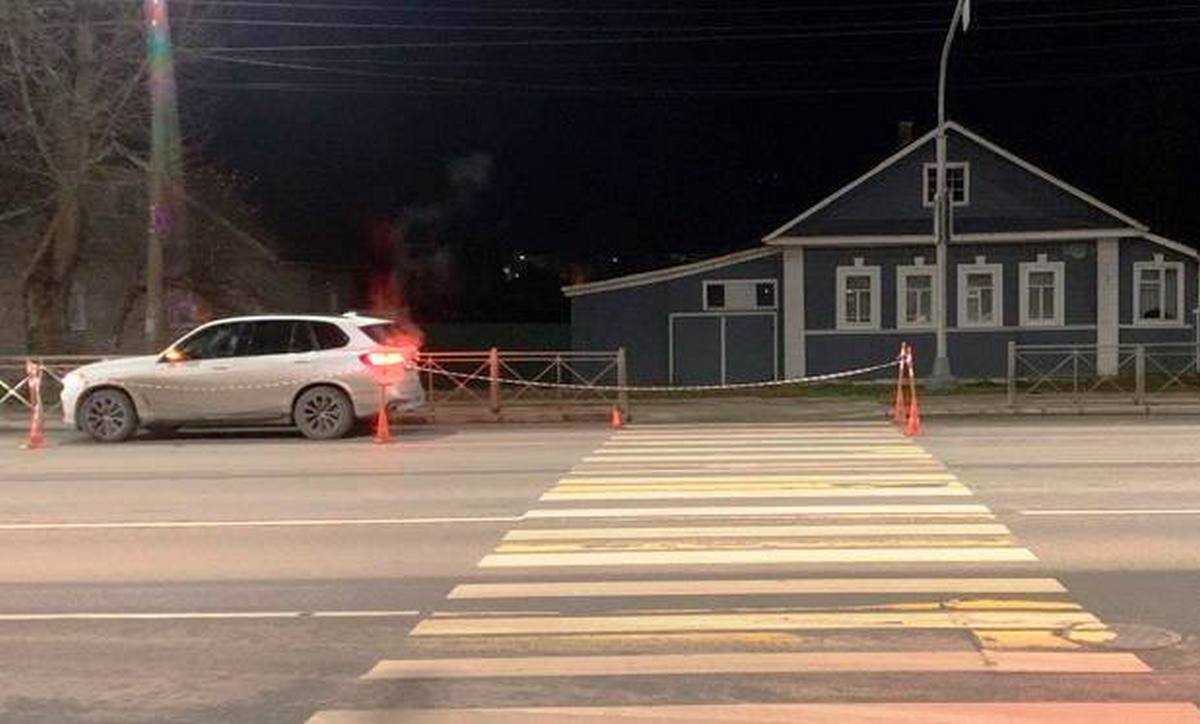 Пешеходу после аварии диагностировали перелом бедра.