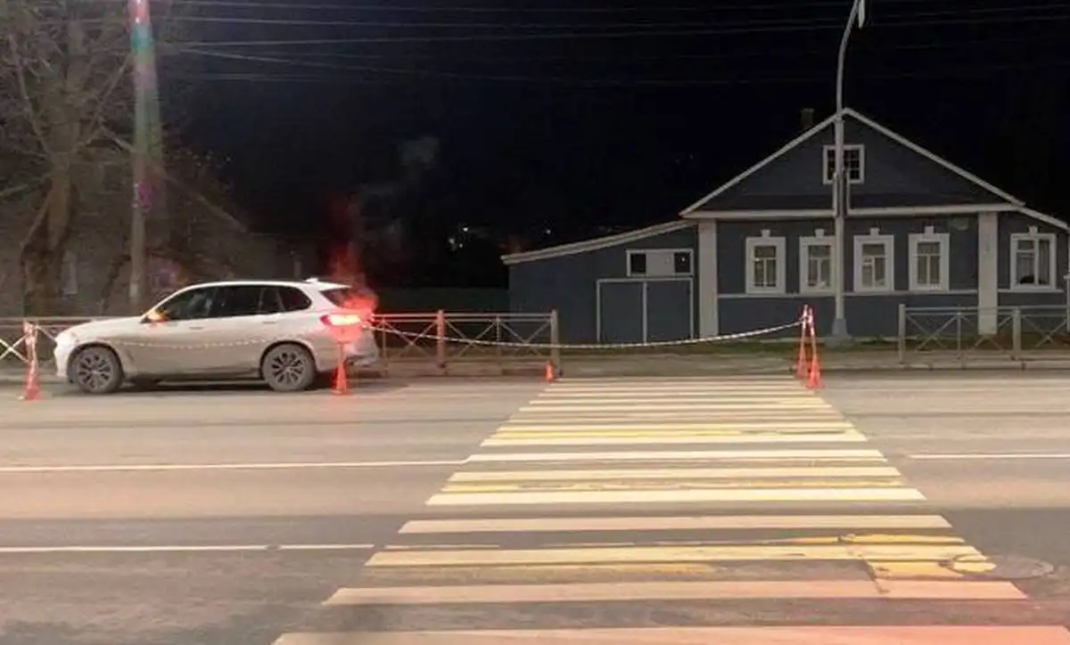 Пешеходу после аварии диагностировали перелом бедра.