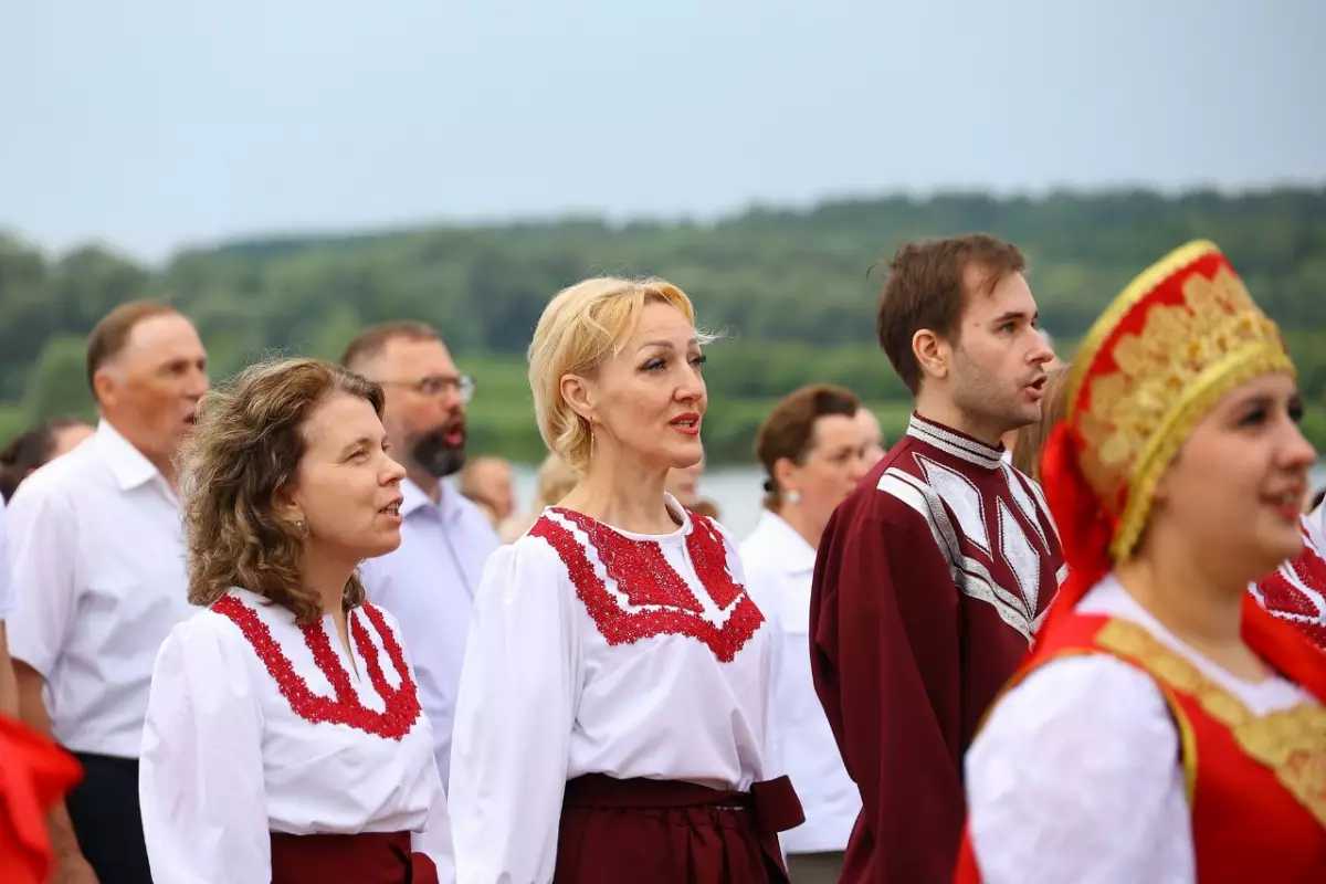 В День России более 1 тысячи человек исполнили гимн страны на Рюриковом городище