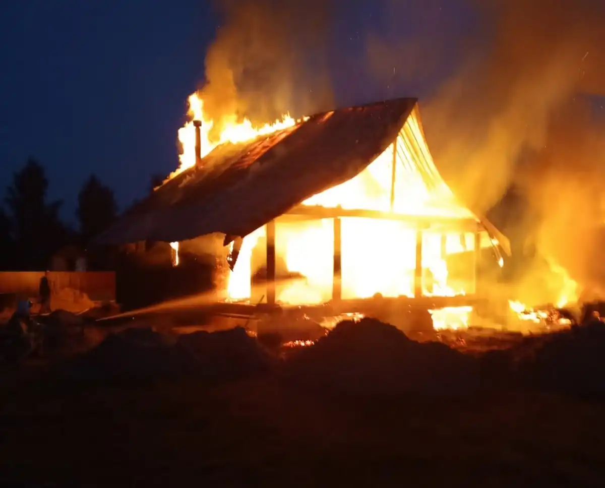 Причины пожаров устанавливают органы дознания.