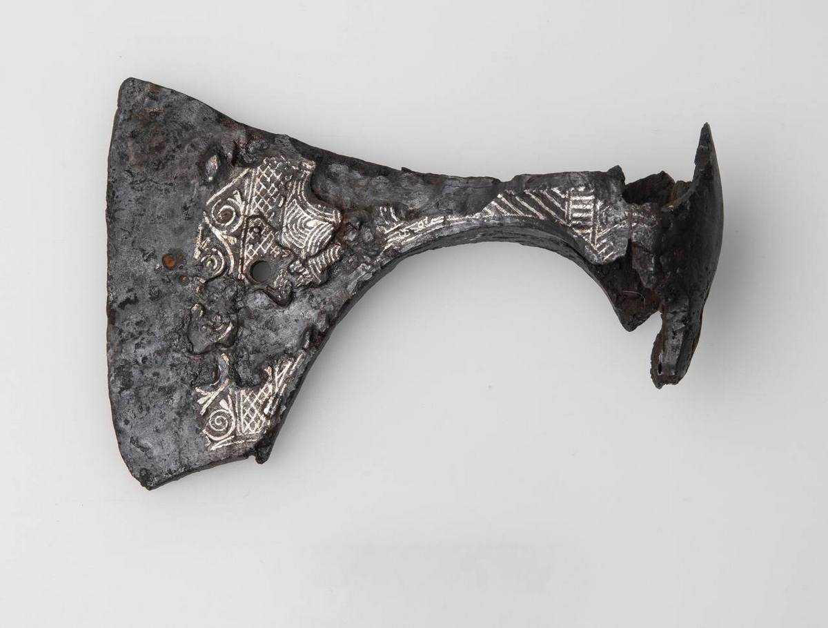 Шейка, обух и боковые грани топора покрыты изысканной серебряной инкрустацией.