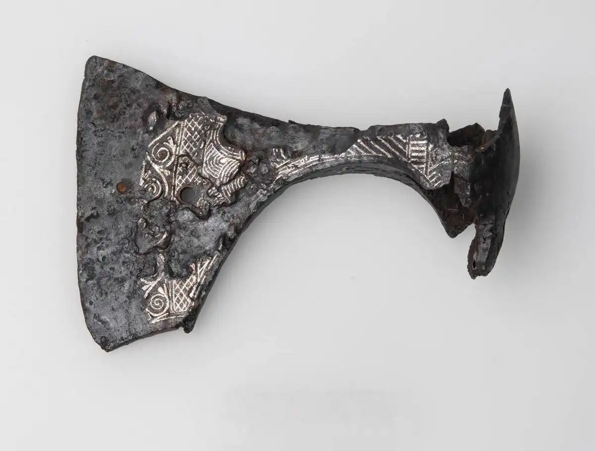 Шейка, обух и боковые грани топора покрыты изысканной серебряной инкрустацией.