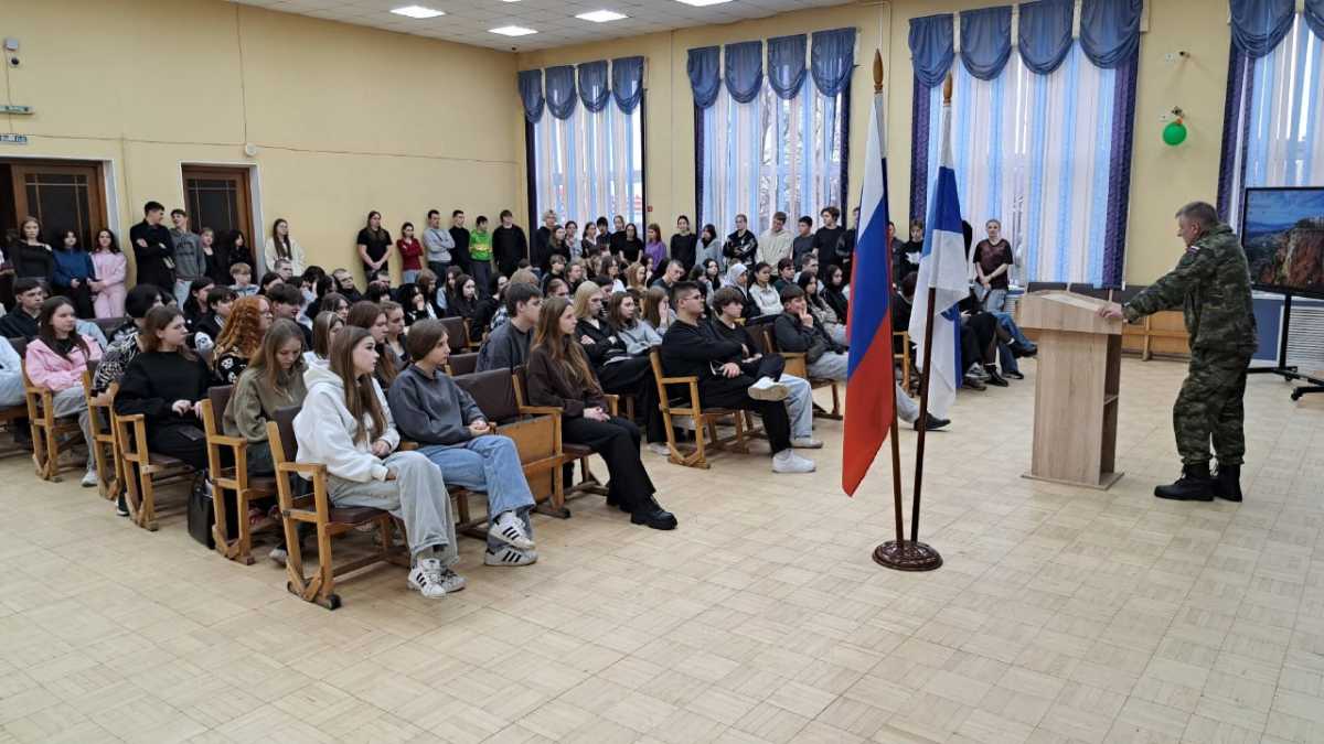 Депутат гордумы Артём Королёв рассказал студентам о подвигах защитников Отечества