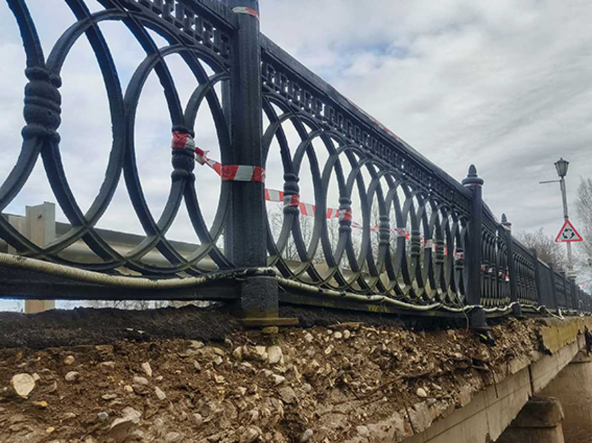 Пешеходную часть Соборного моста в Старой Руссе закрыли для безопасности после жалоб жителей