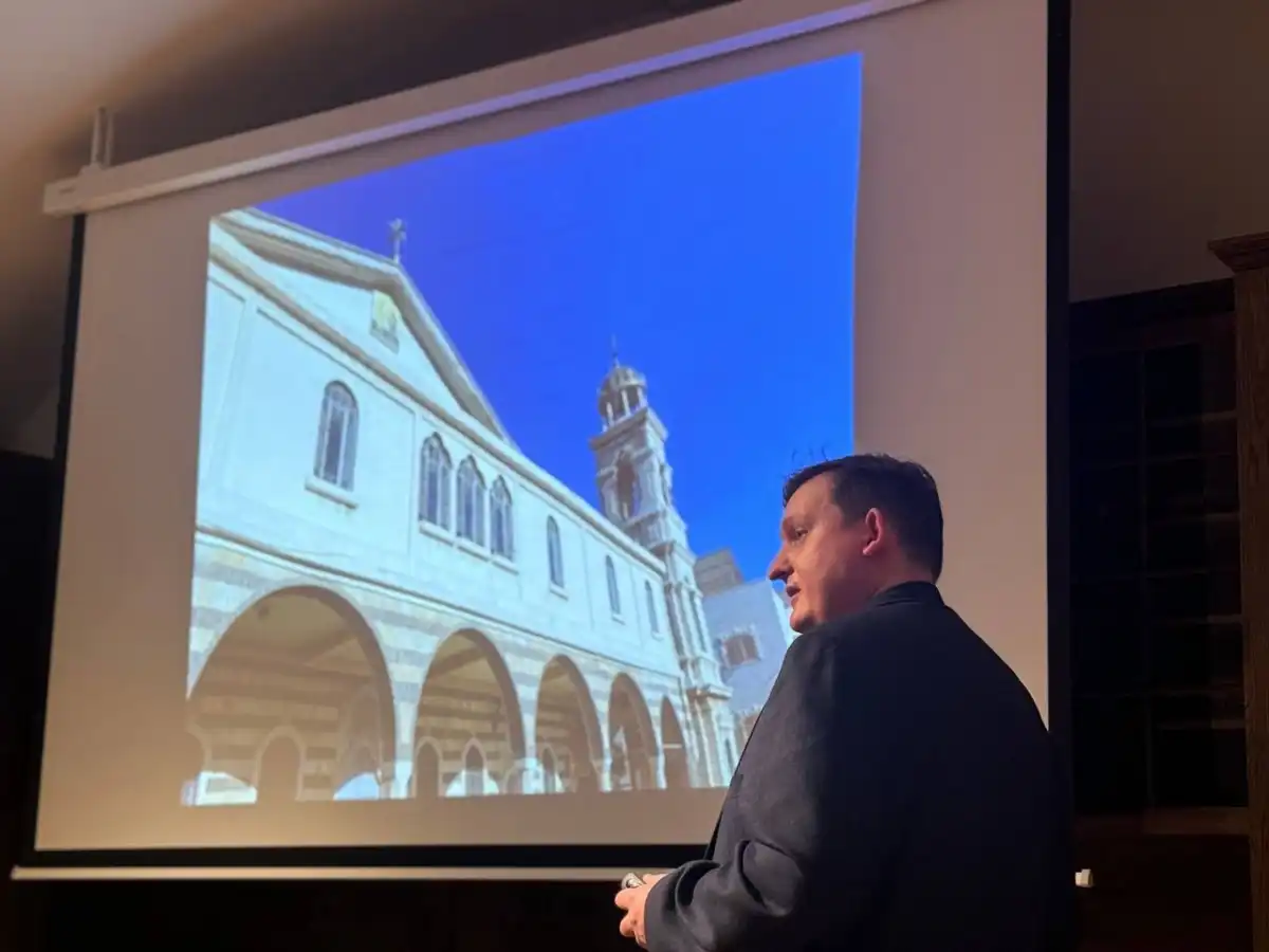 Исторический экскурс переплетался с размышлениями о жизни современных христиан в Сирии — о стойкости